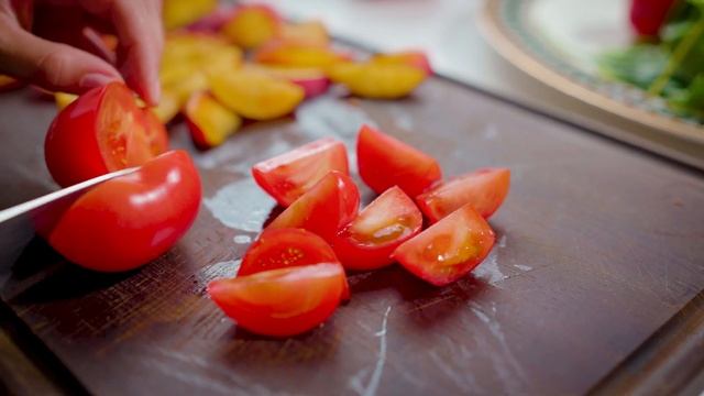 Вы удивитесь этому сочетанию вкусов: салат с персиками гриль и страчателлой