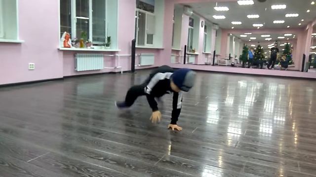 Брейк-данс в Танцевальных классах. Урок Евгения Кучина. Танцует Гоша Сыромятов.