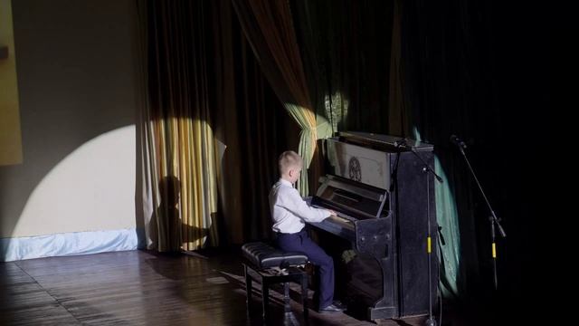 П.И.Чайковский «Марш деревянных солдатиков» из «Детского альбома» 
исп.Захаров Дмитрий