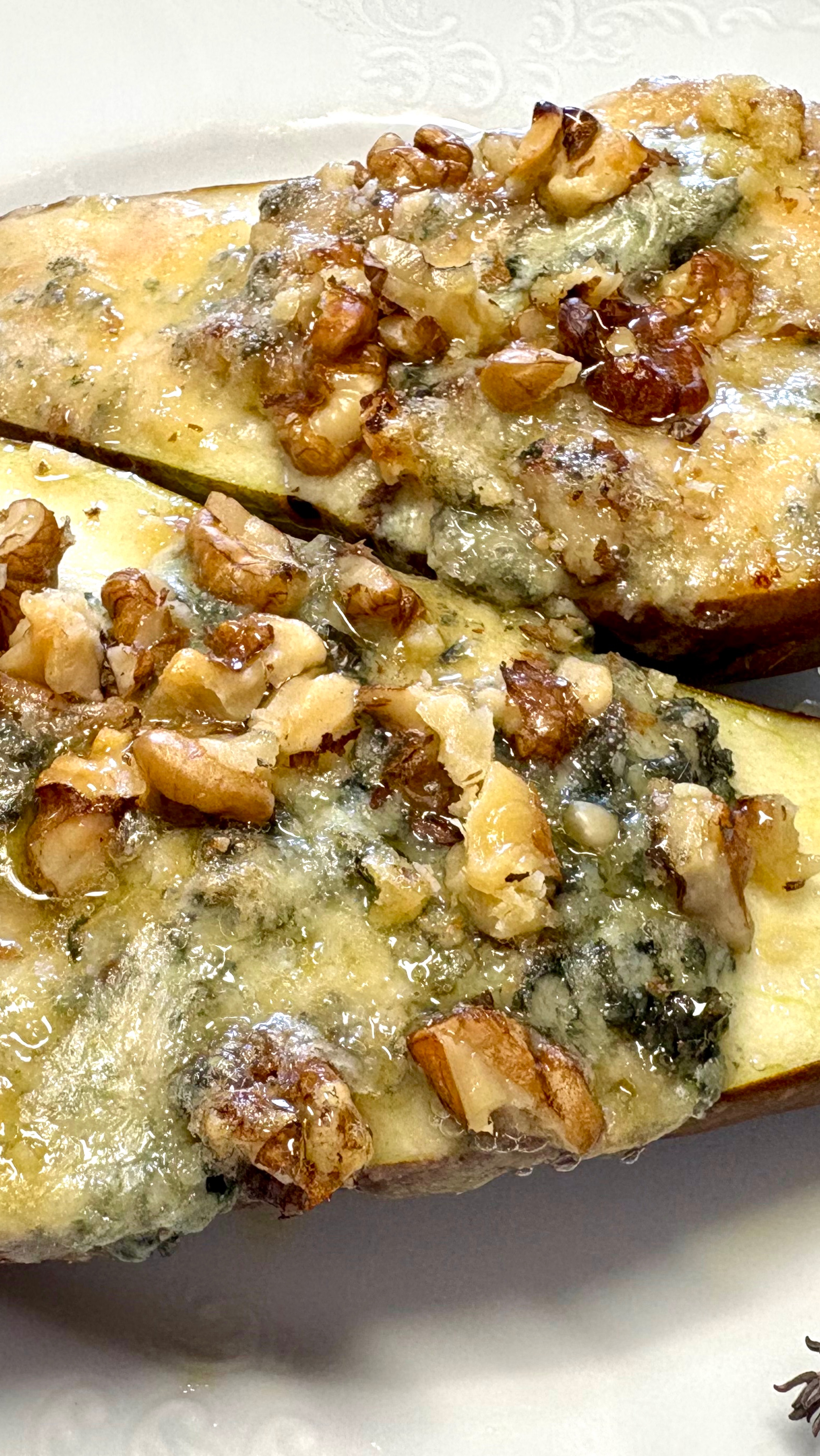Запечённая груша с горгонзолой и грецким орехом 🍐🧀