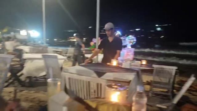 26.20 ночь😎 пляж 🇮🇩 рыбный ресторан 🐟