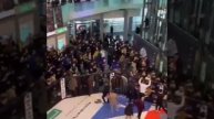 Сургут.Спортсмены избили рефери, а затем схлестнулись посетители на турнире ММА в ТЦ.