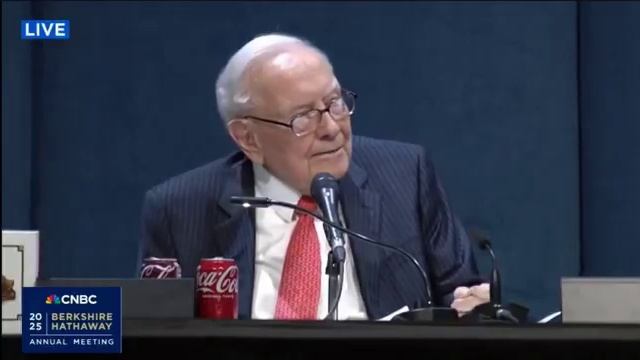 Баффетт, поднимая банку Coca-Cola: