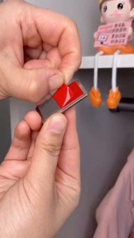 Комплект магнитных защелок для шкафа.
