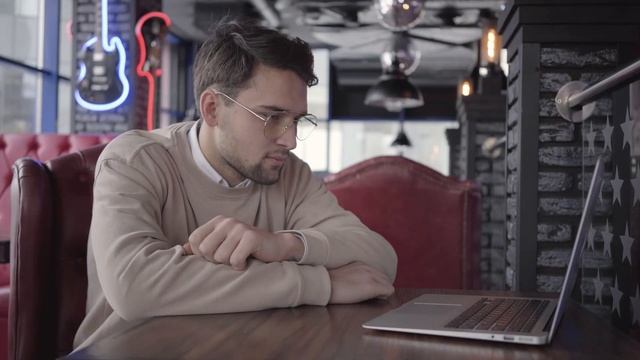 На пыльном чердаке он обнаружил коробку, которая могла бы принести ему несметные богатства, но он