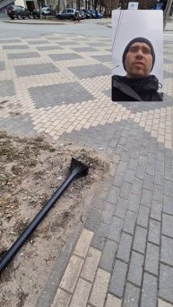 Теперь туристы не смогут найти достопримечательности, так как указатель упал.