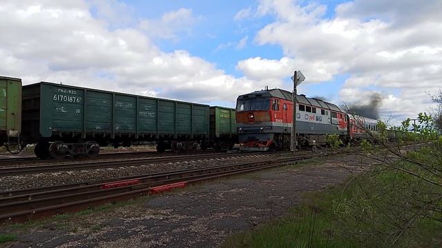 ТЭП70-0123 с "рабочим" вагоном. Лычково 5 мая 2025г.