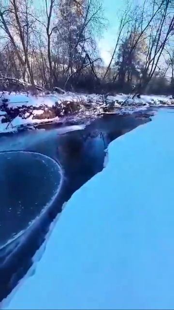 Идеально ровный ледяной круг образовался на реке Бетра в Бурзянском районе Башкирии.