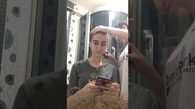 женщина с бритьем головы