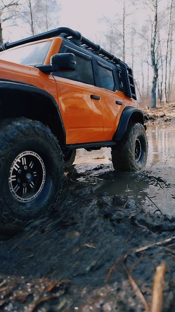 Радиоуправляемый Ford Bronco VI Wildtrack в грязи.