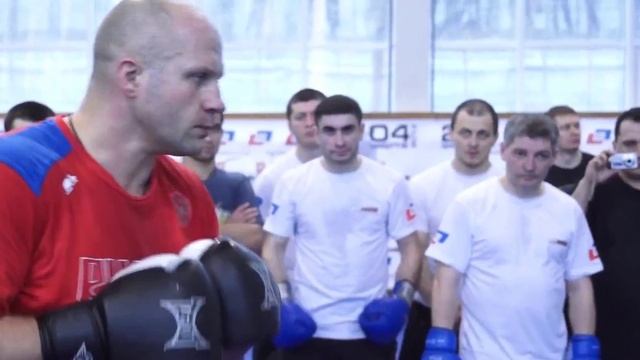 Работа в стойке. Часть 10. Ударная комбинация из апперкота, бокового удара, удара коленом и хай-кика