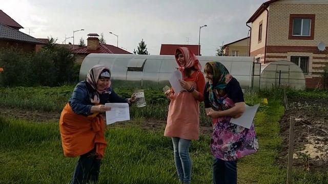 Три подружки поют частушки
