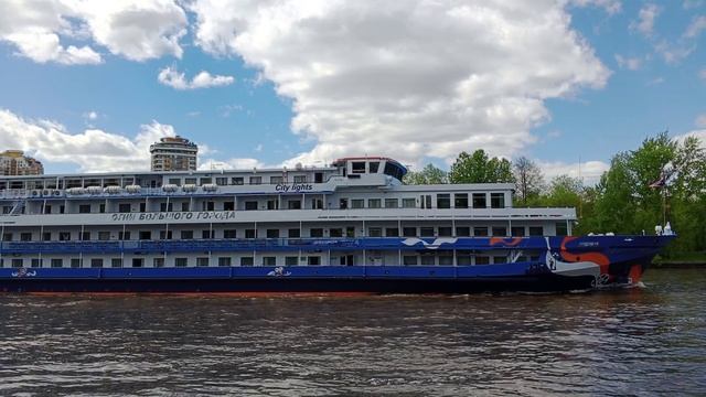 Теплоход "Огни большого города"