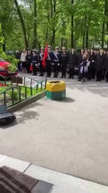 К дому ветерана Великой Отечественной Войны на Малой Филевской пришли поздравить небольшим концертом