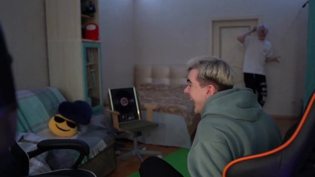 братишкин попал в голову / не зря в кс играл...♡