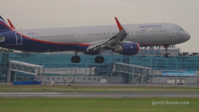 Эйрбас А321 авиакомпании Аэрофлот приземляется в аэропорту Толмачёво, Новосибирск.