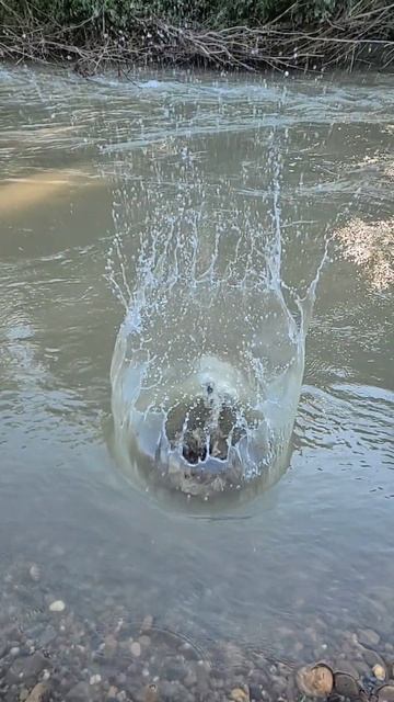 Падение камня в воду в замедленной съёмке.