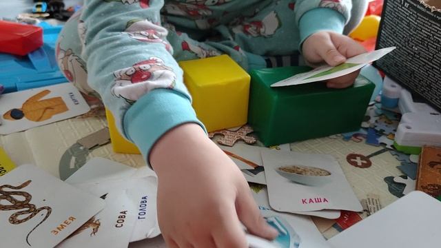 играем в игрушки в детской комнате