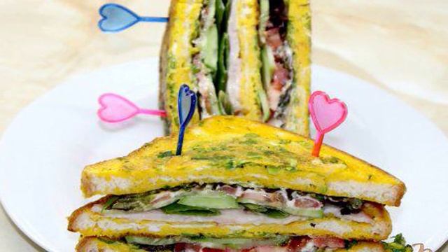 Яичные тосты с овощами и беконом