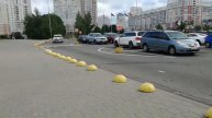 Американская ретро тачка приехала в магазин за покупк