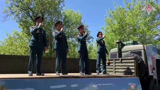 Артисты ансамбля Центрального военного округа поздравили 99-летнего ветерана Сергея Ткаченко с Дн...