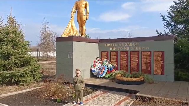 Стихотворение читает Алфёров Арсений - 5лет