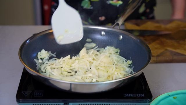 Фаршированные перцы с фрикадельками в соусе.