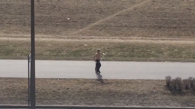 Монах Шаолинь может треснуть палкой :)
