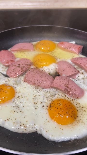 Жарим яйца с сосисками