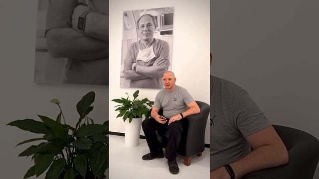 Илья избавился от тремора и стал успешным преподавателем.