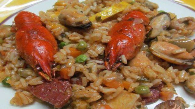 Паэлья с курицей колбасой и мидиями