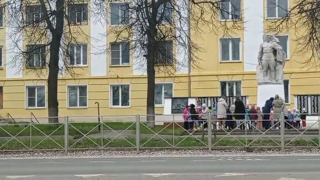 Возложение цветов Walking in the forest