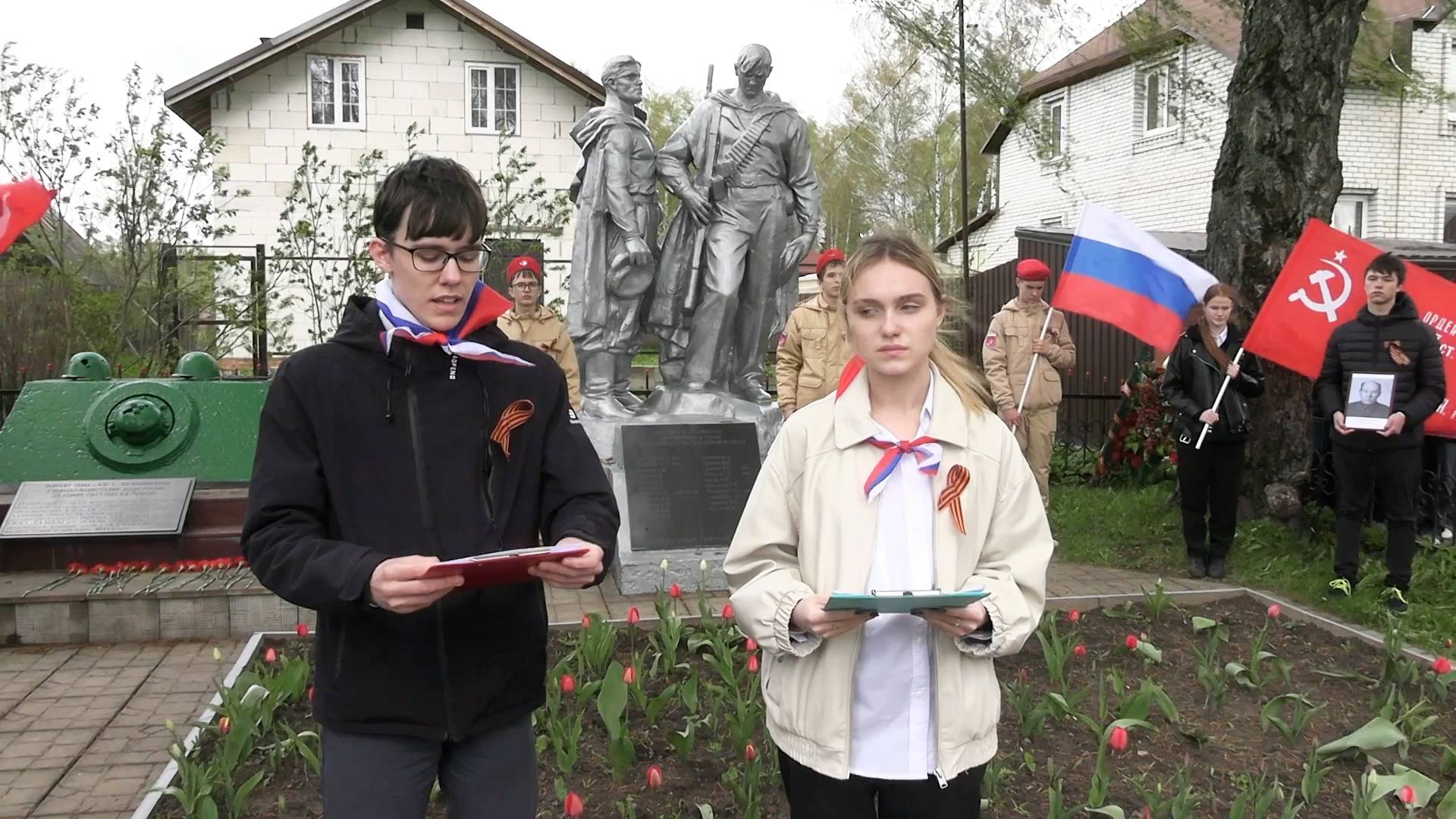 Митинг, у Братской могилы советских воинов и погибших жителей деревни Рычково.