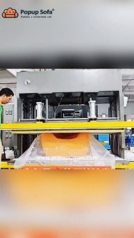 Процесс сжатия дивана PopupSofa как большой диван становится компактной коробкой
