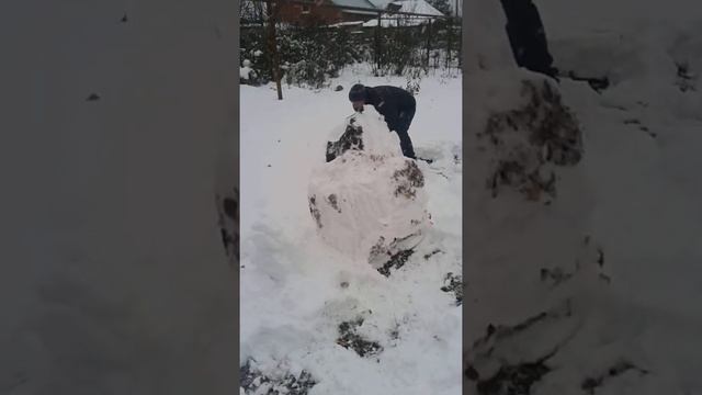 Снег... Лепим снеговиков всей семьей.