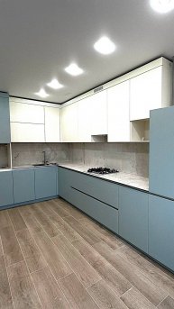Бланш - угловая кухня в современном стиле, бело-серых оттенков, без ручек под потолок на заказ.