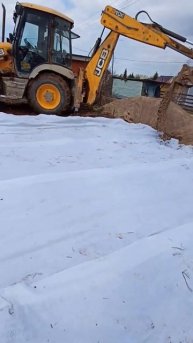 выборка грунта под парковку. укладка геотекстиля. зас?