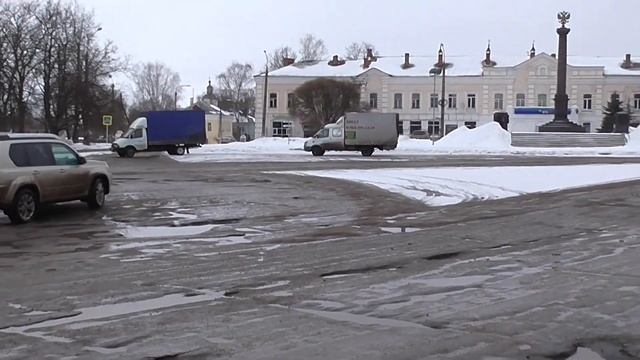 Снег растаял, а вместе с ним и асфальт