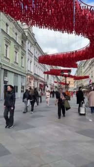👏На Никольской улице сняли светодиодные гирлянды и заменили их на красные гвоздики и ленты👏