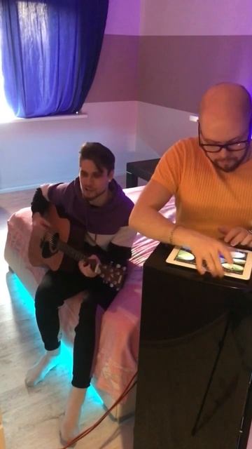 Репетируем с братом песню на гитаре и GarageBand