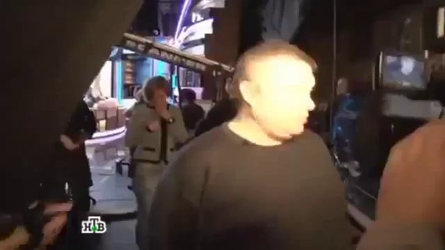 Канал новости  Продюсер «Ласкового мая» укусил оператора и разнес студию на съемках