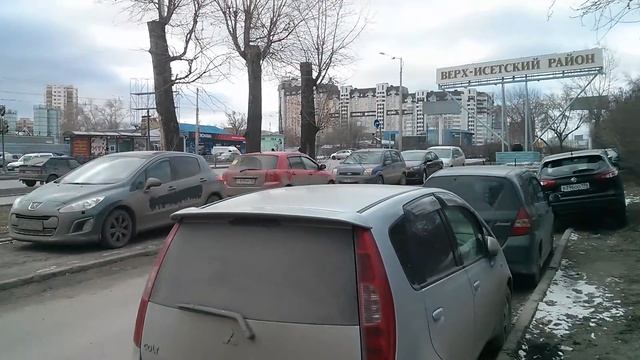 Парковка на тротуаре и на газонах. Челюскинцев, 7. 25.03.201