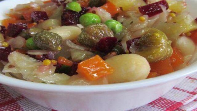 Винегрет с каперсами и замороженным горошком