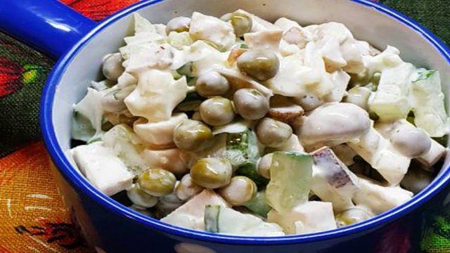 Салат с горошком и шампиньонами