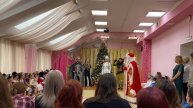 Аня и мама на утренике в садике. Новый год 2025