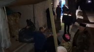 Разгрузка одной из партий доставленной Фениксом гуманитарной помощи