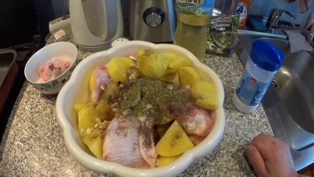 С утра на кухне готовлю завтрак/Погуляли и опять на кухню готовить обед/За весь день так и не прошл