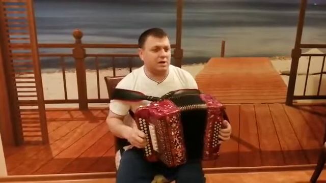 Поздравляет меня с днем рождения Коля Хромы