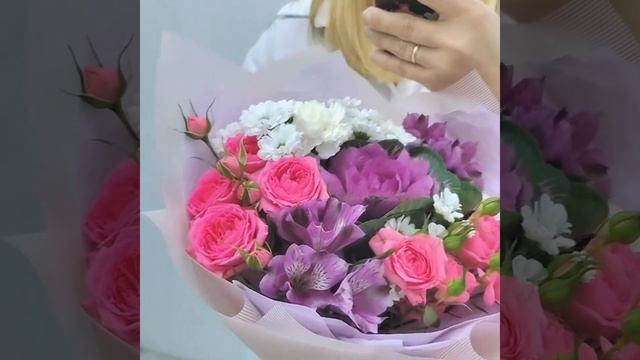 Яркие букеты с кустовыми розами в наличии. Заказать на