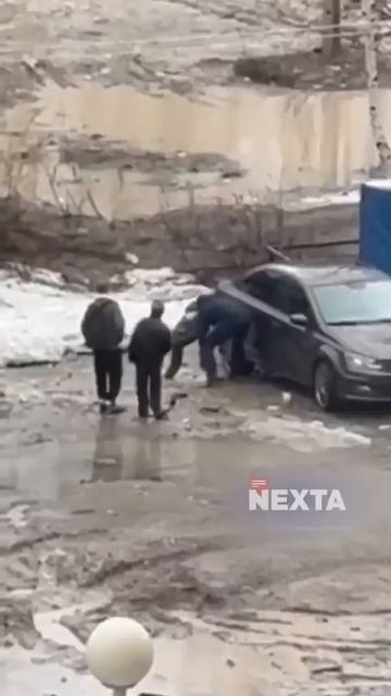 В России ребенок едва не утонул в грязи. И это не фигура речи